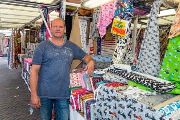 Stoffen Handel Harry Kreeft iedere vrijdag op de Warenmarkt in Emmen. 